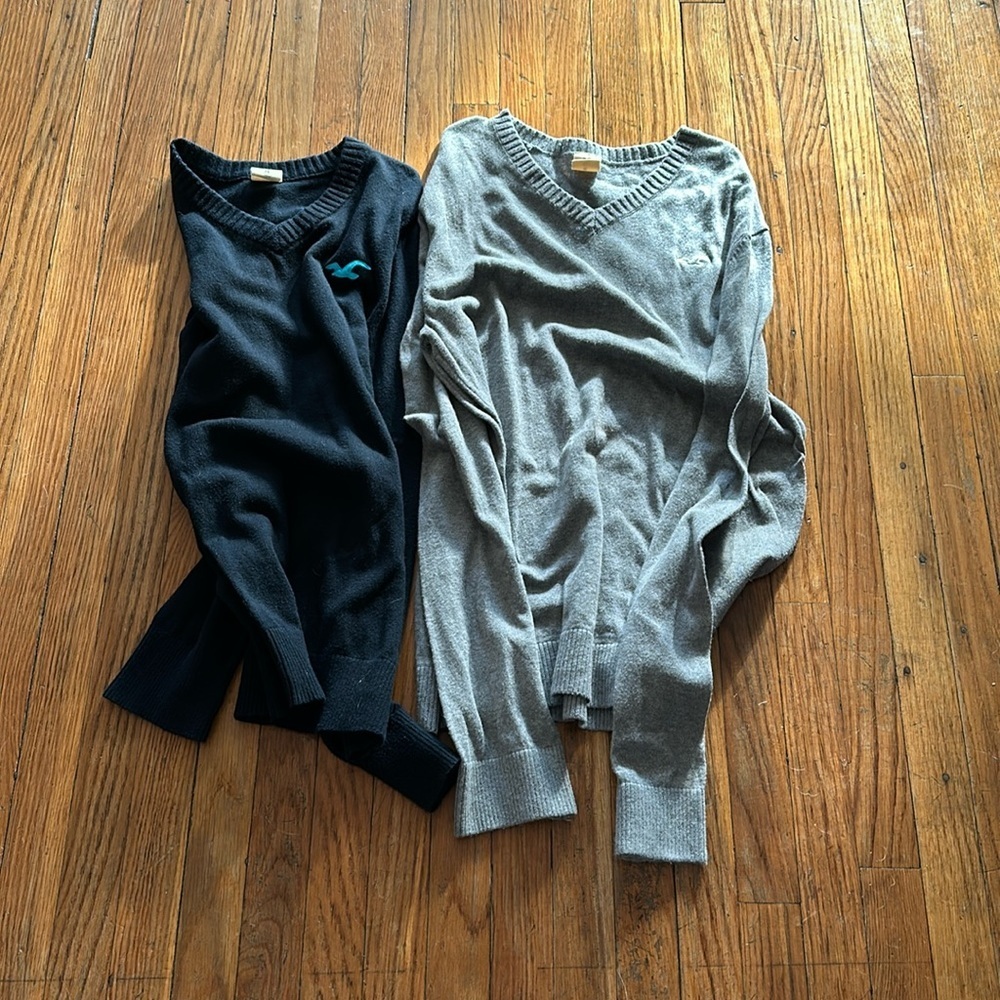 Hollister Sz M Men’s V Neck sweaters.